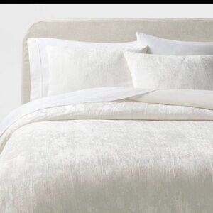NWOT Threshold Luxe Crinkle Velvet Duvet- King